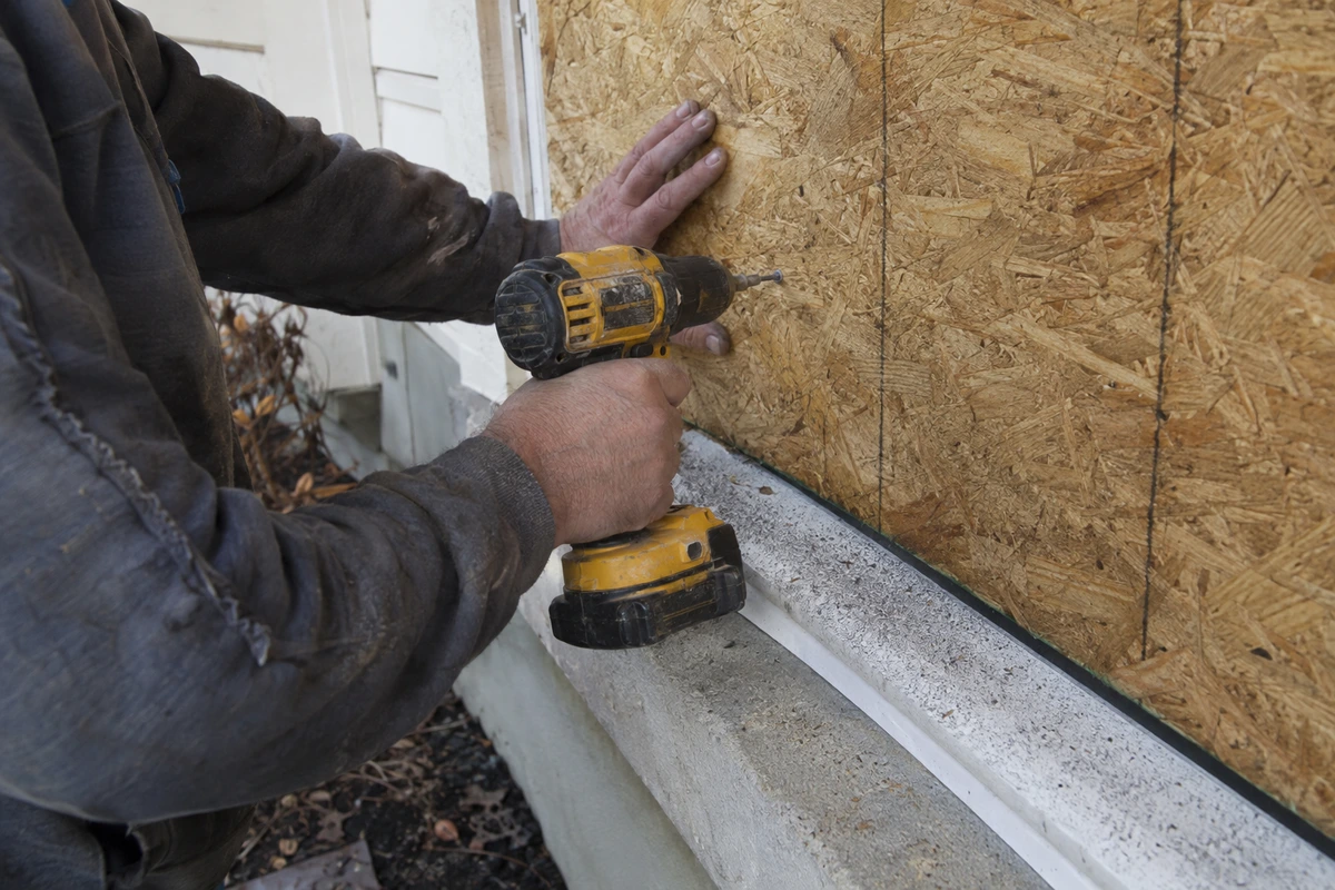 Emergency board up contractor